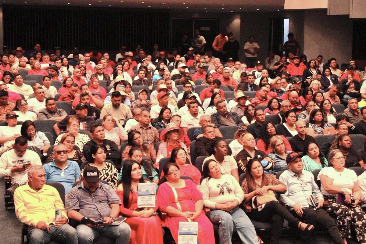 pinfantea's tweet image. Desde la secretaria de asuntos parlamentarios del @PartidoPsuv realizamos el Encuentro Legislativo del Gran Polo Patriótico en #Maracaibo estado Zulia, planteando agenda de trabajo a nivel nacional y reconociéndonos como fuerza. Seguir de pie, implica mantener la unidad.