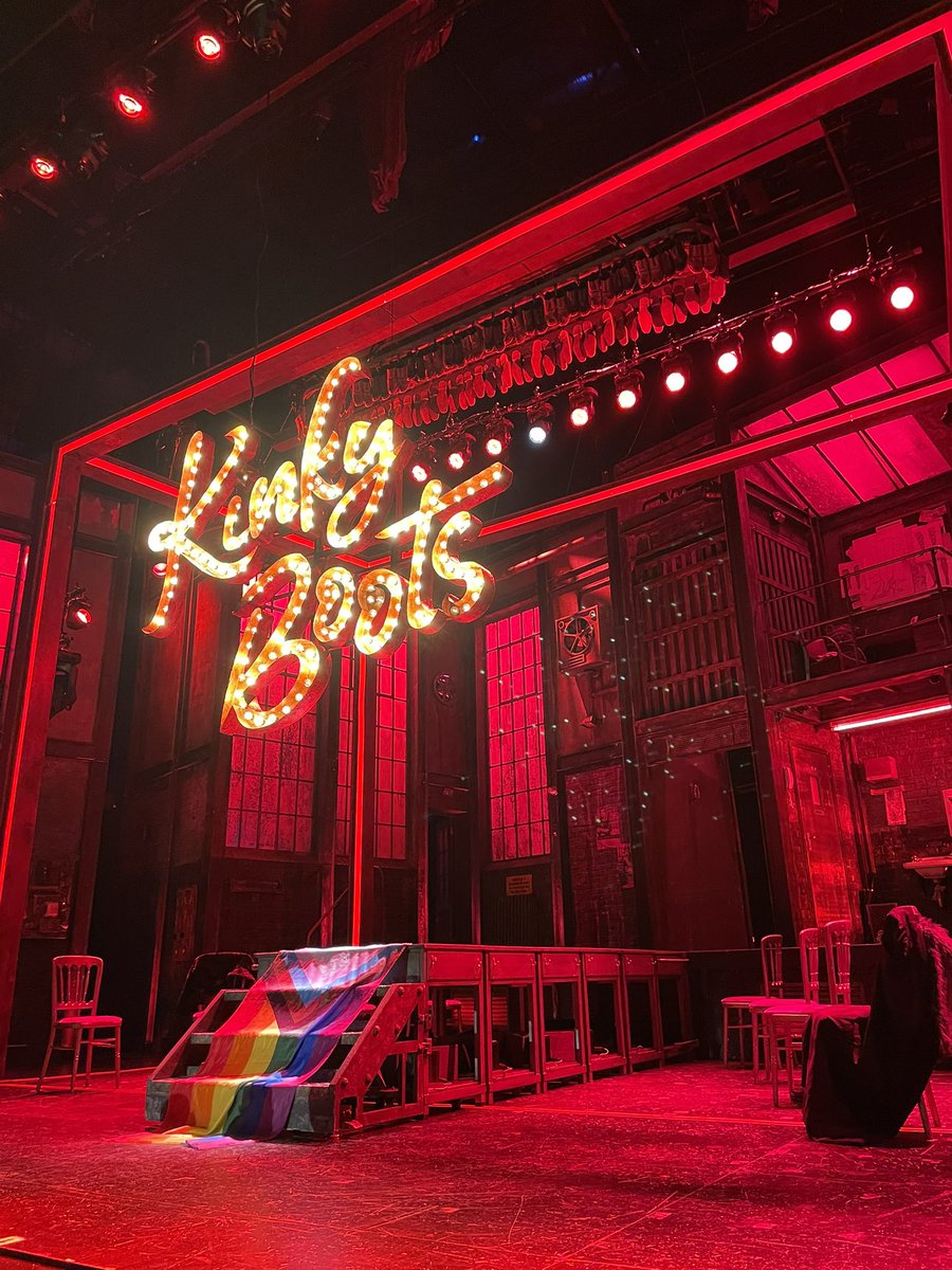 ykht07's tweet photo. X年ぶりに私のミュージカルの始まりKinky Bootsを観てきた！
この熱量をどこで伝えたらいいのか分からなくて久々にここにきました✏️
ひとつひとつのシーンに色んな思い出があって、いつまで経っても大好きな作品でした👠 https://t.co/y2g10f8vqj