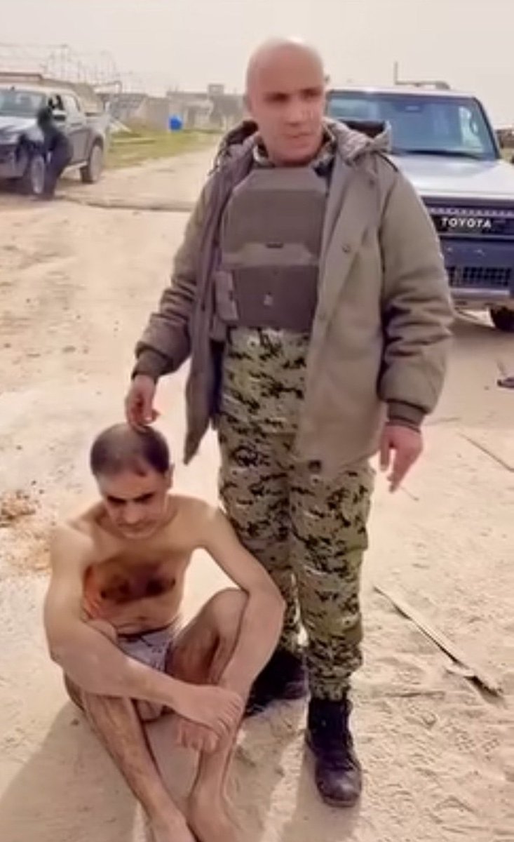 مرتزق عربي صهيوني
 يقوم بلقبض على احدمجاهدي حماس ويسلمه لليهود.

لا تأسفن على غدر الزمان لطالما
رقصت على جثث الأسود كلاب
لا تحسبن برقصها تعلو على أسيادها
تبقى الأسود أسودًا والكلاب كلاب