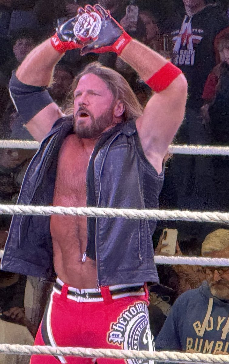 YoDuff1's tweet photo. Thank you @AJStylesOrg 🤘🏼🤘🏼 #RoyalRumble  #ThankYouAJ https://t.co/bbolSkIpbG