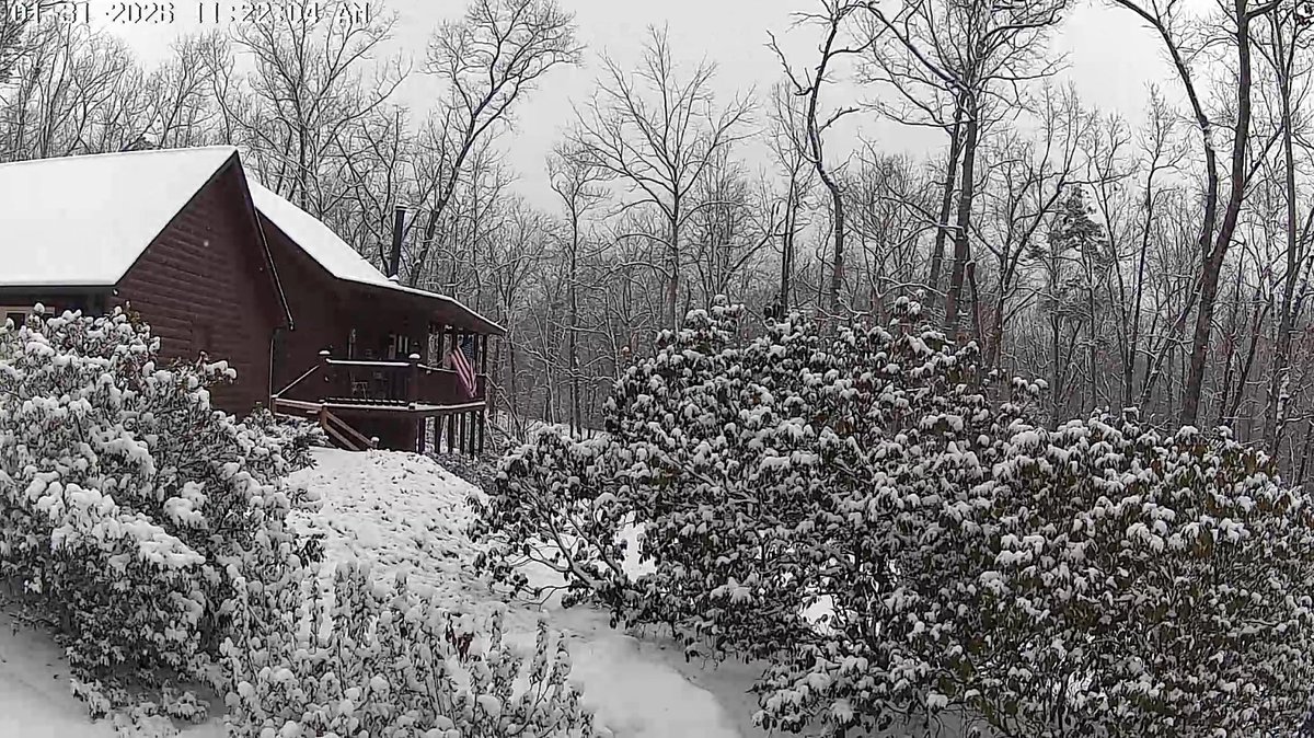 ArdentlyGrant's tweet photo. @NWSGSP Table Rock State Park along SC11 near Pumpkintown north of Pickens had about 4-6". 
#SCWX #UPSTATESC #GVL #PICKENS #Easley #Clemson #Oconee https://t.co/MjWp29CJPx
