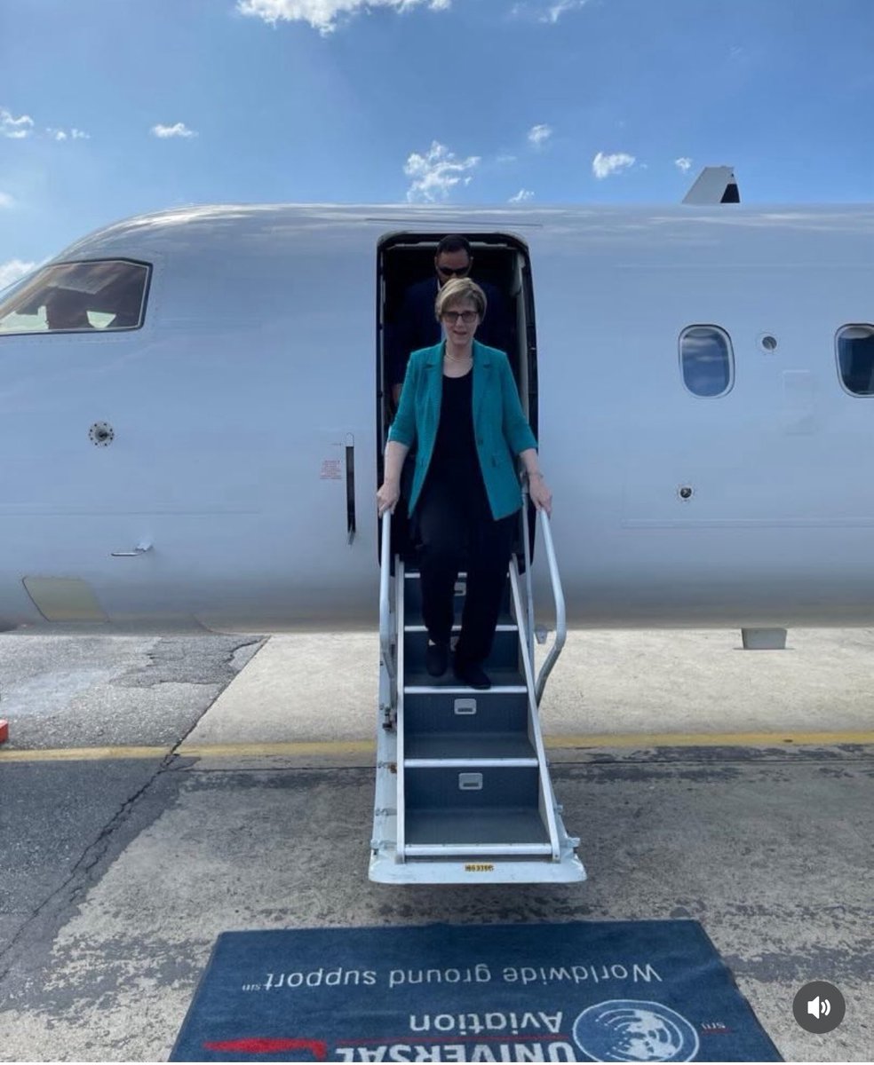 nelsoncoco's tweet photo. Delcy te vas a tener que arrodillar de nuevo antes la embajadora de EEUU en Venezuela , welcome to Venezuela you home https://t.co/Fk7wjqYILV