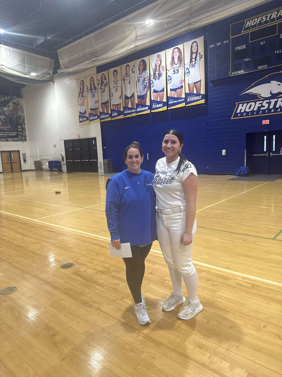 Thank you so much <a href="/HofstraSoftball/">Hofstra Softball</a> for inviting me to come on a visit! Thank you <a href="/CoachCarlaCP/">Carla Campagna-Pessoa</a>, <a href="/CoachNikki_A/">Nikki (Cuccio) Amodeo</a>, and <a href="/CoachSCL_HUSB/">Susan Cassidy-Lyke</a> for making me feel so welcome on campus, and thank you for the amazing camp the next day!! 💙💛