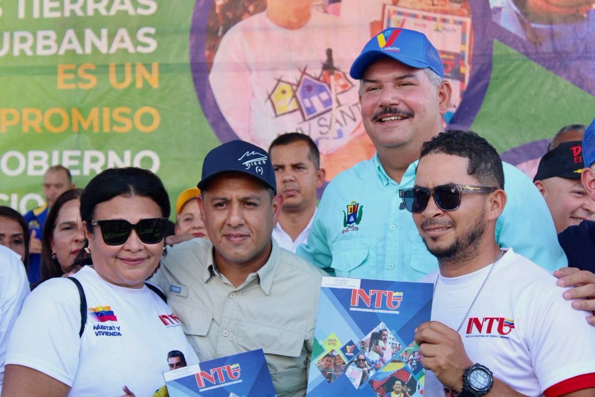pinfantea's tweet image. Acompañamos a las autoridades a la entrega de viviendas y títulos de tierra urbanas en el estado #Zulia, haciendo justicia social con las familias y los trabajadores. 

Desde la parroquia Juana de Ávila de #Maracaibo ratificamos que este país sigue de pie a pesar de haber sido