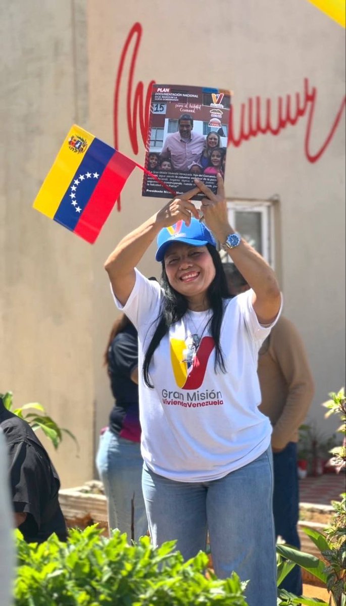 pinfantea's tweet image. Acompañamos a las autoridades a la entrega de viviendas y títulos de tierra urbanas en el estado #Zulia, haciendo justicia social con las familias y los trabajadores. 

Desde la parroquia Juana de Ávila de #Maracaibo ratificamos que este país sigue de pie a pesar de haber sido