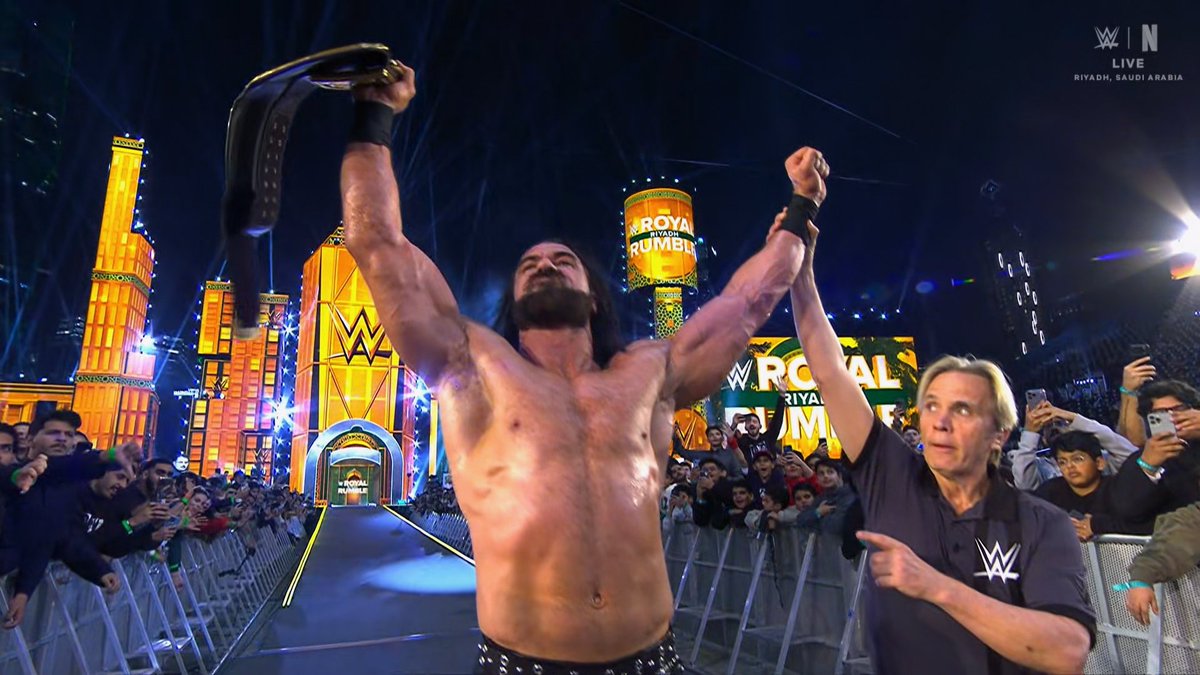 wwe_per's tweet photo. Drew McIntyre VENCE a Sami Zayn para RETENER el Campeonato Indiscutible de WWE. #RoyalRumble https://t.co/aHFzGaY6FH