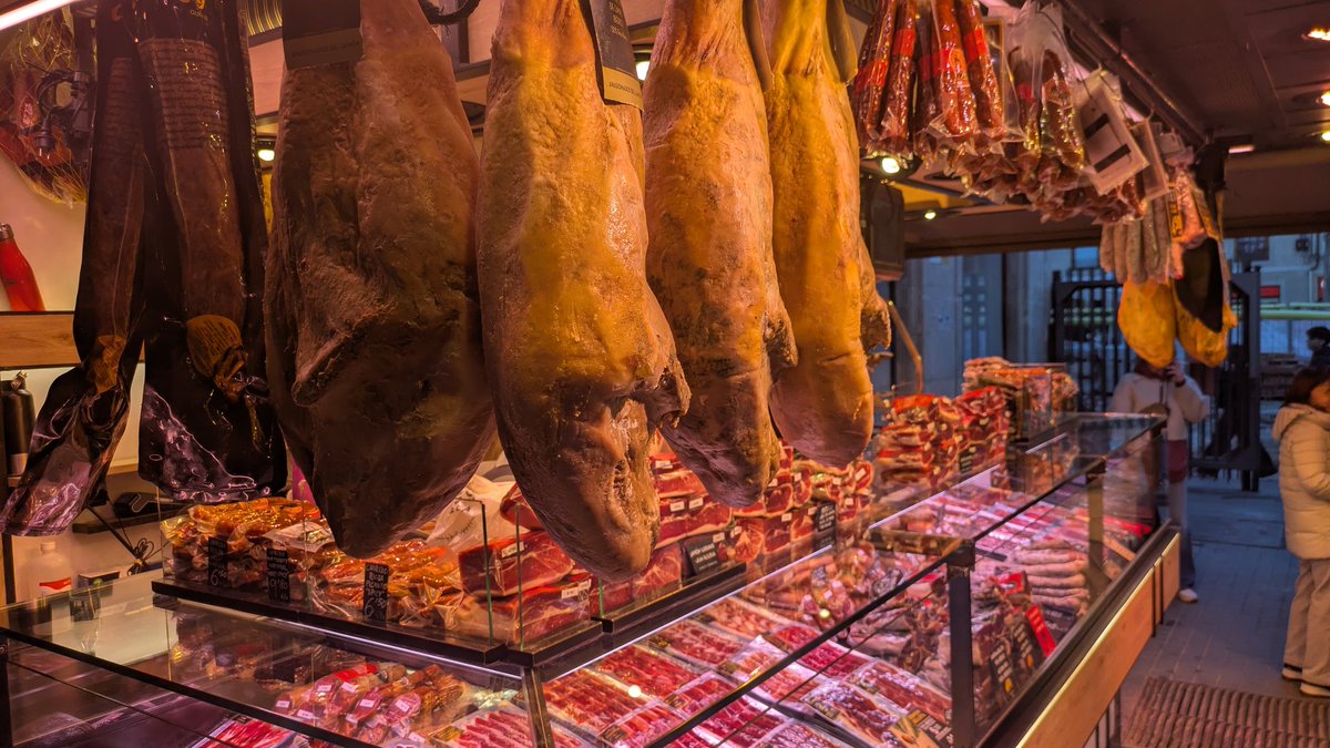 OneDayAnyWhere's tweet photo. Véritable institution à #Barcelona 🇪🇸 #Cataluña, le marché de #LaBoqueria est un labyrinthe de plus de 2 500 mètres carrés où se trouvent plus de 300 stands. Situé près de La Rambla, la première mention du marché date de 1217 ! https://t.co/baY7hNJ2up