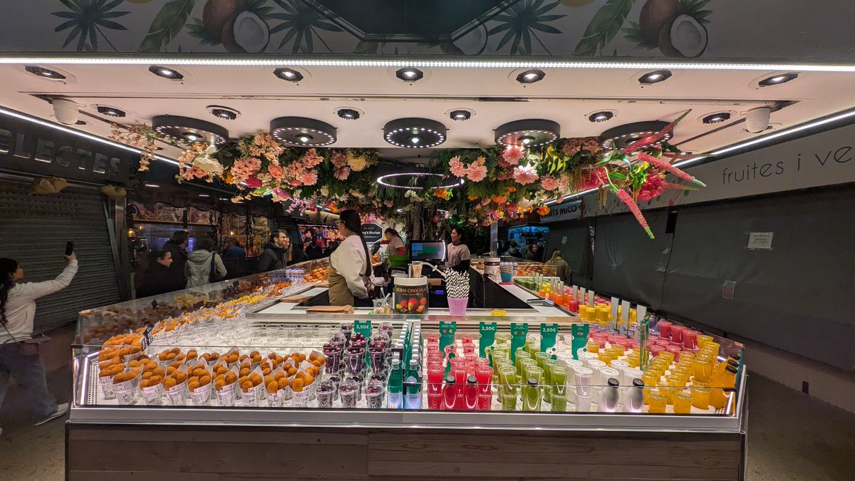 OneDayAnyWhere's tweet photo. Véritable institution à #Barcelona 🇪🇸 #Cataluña, le marché de #LaBoqueria est un labyrinthe de plus de 2 500 mètres carrés où se trouvent plus de 300 stands. Situé près de La Rambla, la première mention du marché date de 1217 ! https://t.co/baY7hNJ2up