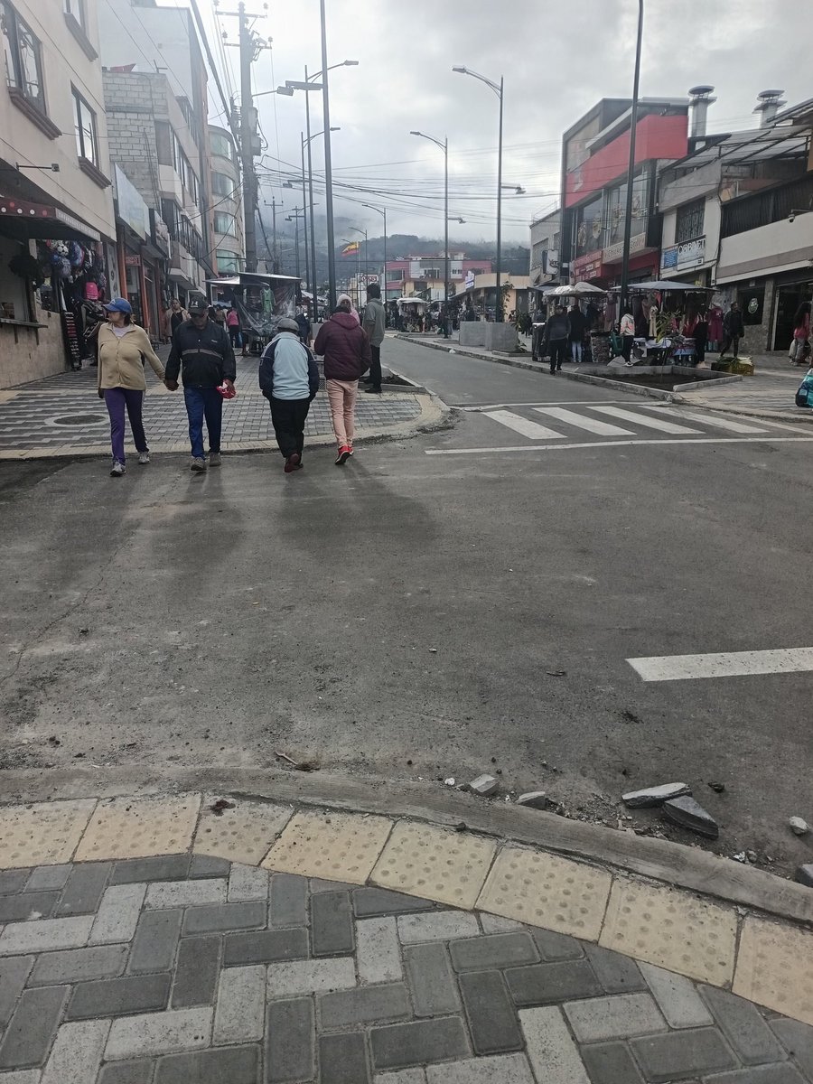 edpatoba's tweet photo. En Cotocollao Calle Lizardo Ruiz el MDQ realiza regeneración urbana y se convierte en espacio para ventas informales la normativa prohíbe este uso en zonas regeneradas @amcquito quien controla el uso adecuado del espacio público https://t.co/ULns9HQXtn
