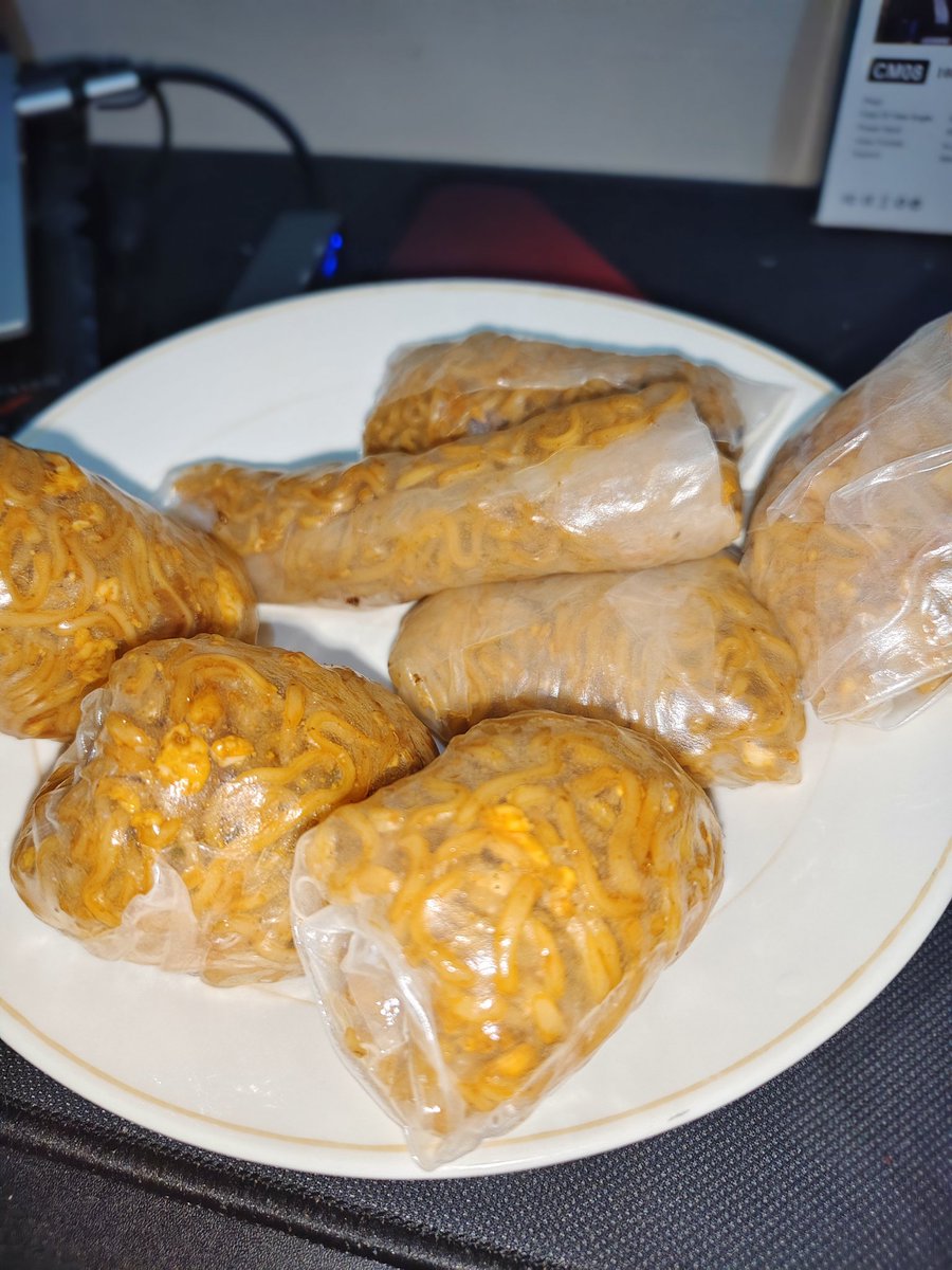 This is my first time make rice paper roll. Dan betul, bentuk dan ukurannya ngga ada yang konsisten🥲 at least it's still edible😋