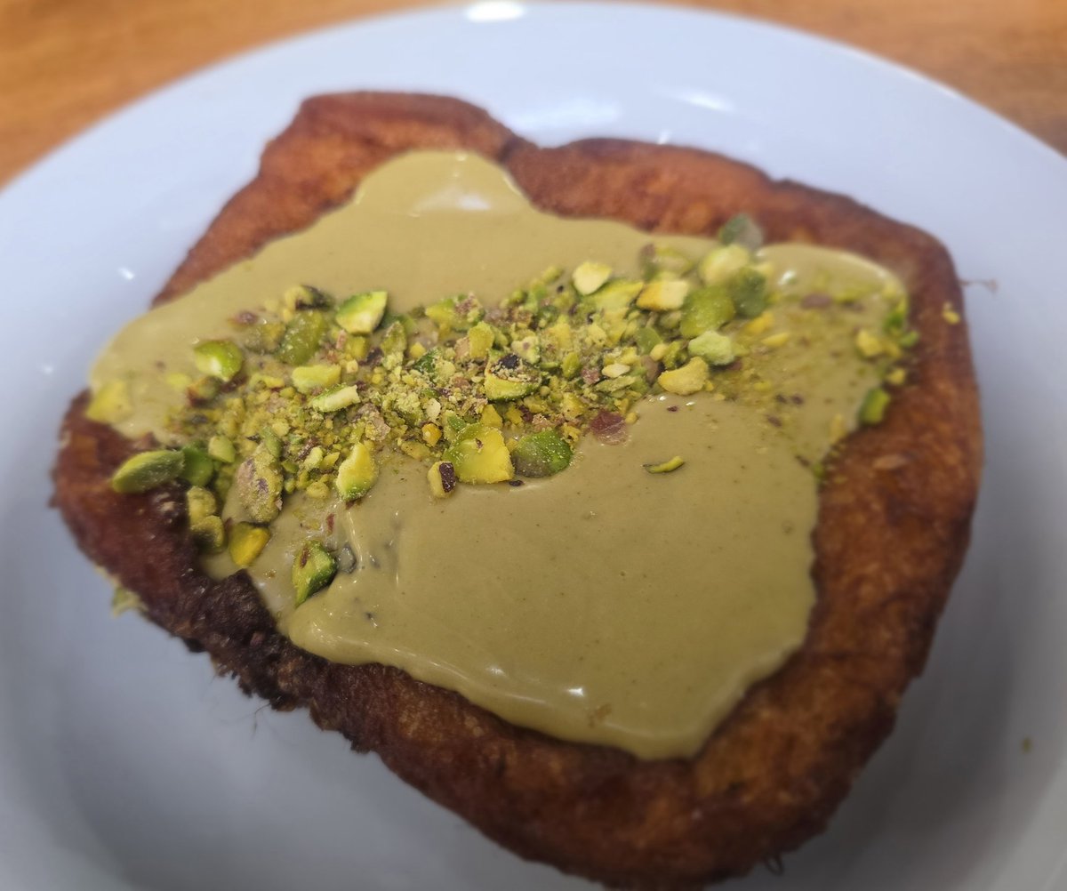 secretosdelflow's tweet photo. Mientras vosotros debatis de cuántos capítulos salen y que día, mi mujer @chismeflow me hace esta maravilla. Torrija con pistacho, que empate el que pueda. https://t.co/Kbygye5cpR