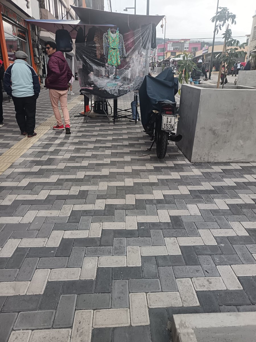 edpatoba's tweet photo. En Cotocollao Calle Lizardo Ruiz el MDQ realiza regeneración urbana y se convierte en espacio para ventas informales la normativa prohíbe este uso en zonas regeneradas @amcquito quien controla el uso adecuado del espacio público https://t.co/ULns9HQXtn