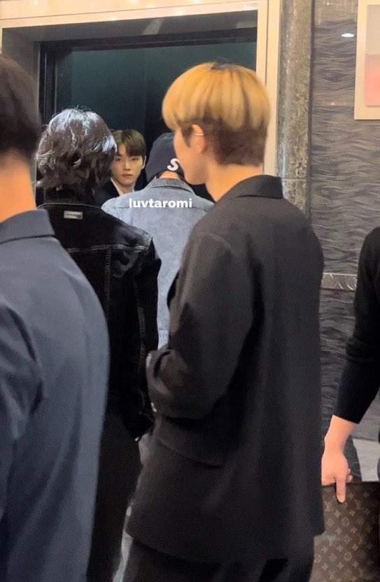 헤어지고 몇년뒤에 결혼식장에서 만난 쇼탸로
그때랑 똑같나 싶다가도 피어싱 자국 늘어난 귀나 노려보고 있을 또군