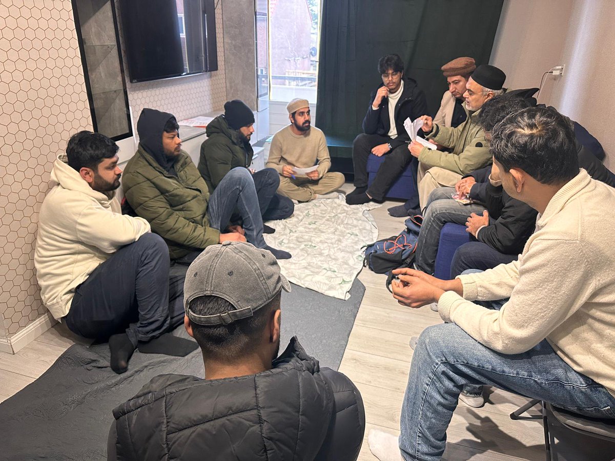 AlkmaarAMJO's tweet photo. Alhamdulillah! 🌙 Op 30 &amp; 31 jan hield MKA Alkmaar Ijlaasat &amp; Taleem-klassen in Schagen, Hoorn &amp; Heerhugowaard. 🤝
​👥 36 leden aanwezig.
📖 Focus: Tabligh &amp; het belang van Namaz.
🍲 Afgesloten met een maaltijd en thee. 🍵
​#MKA_Alkmaar #Khuddam #Onderwijs #Schagen #Hoorn https://t.co/ZsBjuErMHH