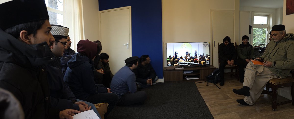 AlkmaarAMJO's tweet photo. Alhamdulillah! 🌙 Op 30 &amp; 31 jan hield MKA Alkmaar Ijlaasat &amp; Taleem-klassen in Schagen, Hoorn &amp; Heerhugowaard. 🤝
​👥 36 leden aanwezig.
📖 Focus: Tabligh &amp; het belang van Namaz.
🍲 Afgesloten met een maaltijd en thee. 🍵
​#MKA_Alkmaar #Khuddam #Onderwijs #Schagen #Hoorn https://t.co/ZsBjuErMHH