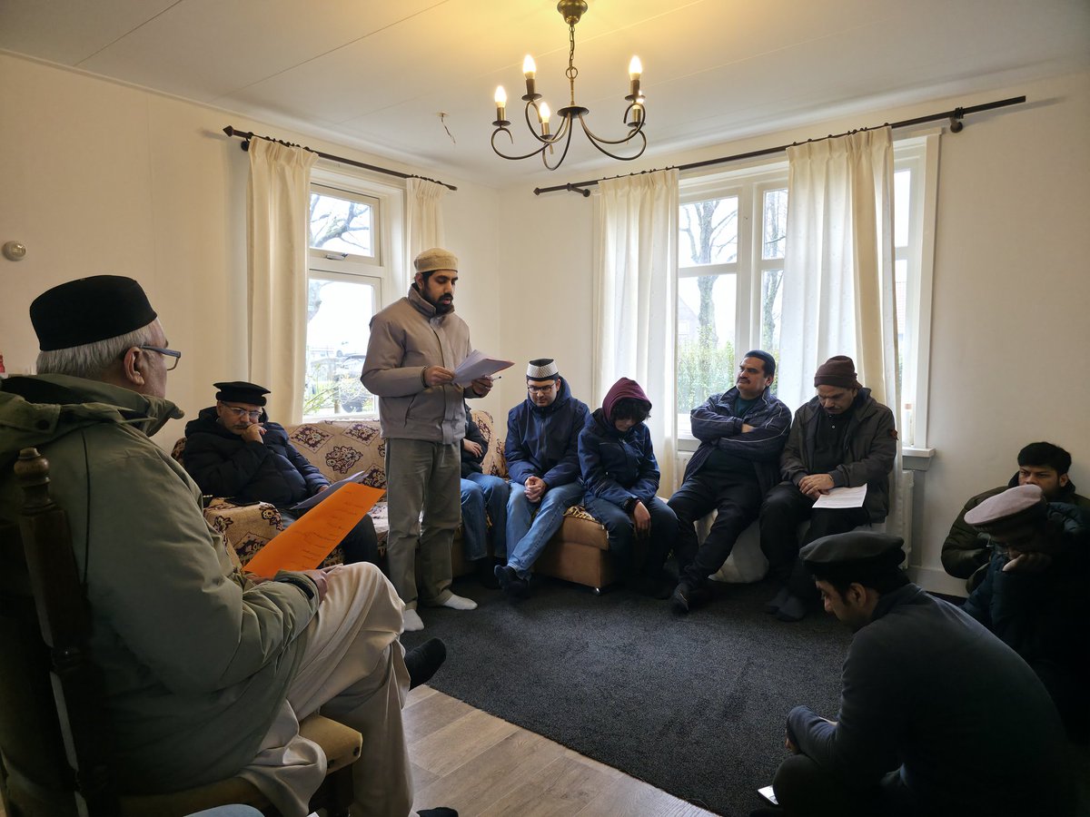 AlkmaarAMJO's tweet photo. Alhamdulillah! 🌙 Op 30 &amp; 31 jan hield MKA Alkmaar Ijlaasat &amp; Taleem-klassen in Schagen, Hoorn &amp; Heerhugowaard. 🤝
​👥 36 leden aanwezig.
📖 Focus: Tabligh &amp; het belang van Namaz.
🍲 Afgesloten met een maaltijd en thee. 🍵
​#MKA_Alkmaar #Khuddam #Onderwijs #Schagen #Hoorn https://t.co/ZsBjuErMHH