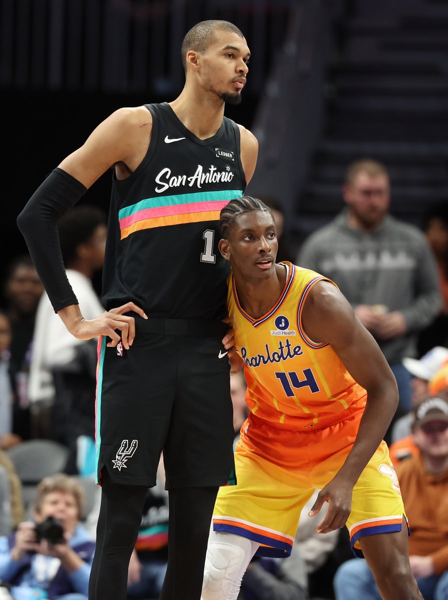 scott_fowler's tweet photo. Gotta shout out our great @theobserver photographer Jeff Siner for this one. Look how much height Diabate was giving up to Wembanyama today.
But the game-end statistics for rebounds show:
Wemby 8.
Diabate 10.
Just another reason the Charlotte Hornets have won 6 straight games. https://t.co/PgVupgFl0O
