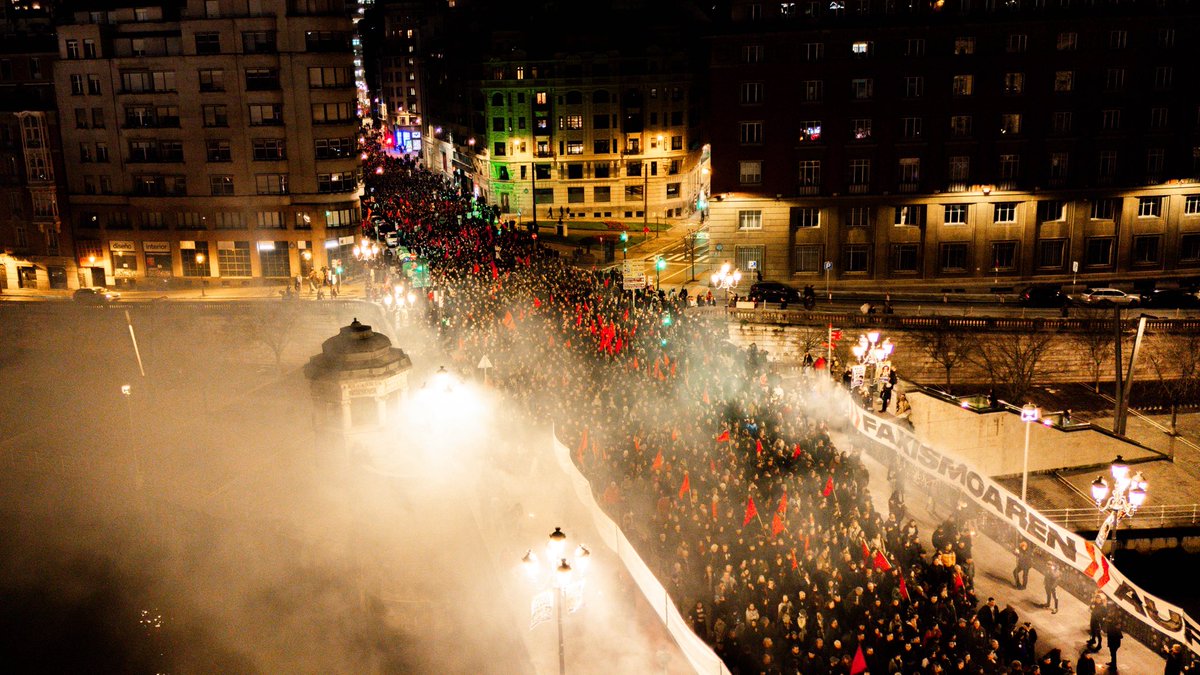 GedarLangileKZ's tweet photo. 10.000 lagunetik gora Bilbon eta Iruñean

"Berebizikoa da militantzia-sare handi batean, konpromisoan eta argitasun ideologikoan oinarritutako masazko antolakundeak nazioartean hedatzea"

@GKSozialista

 🔗 https://t.co/U9ZHk8VBW6 https://t.co/a743c1onmf