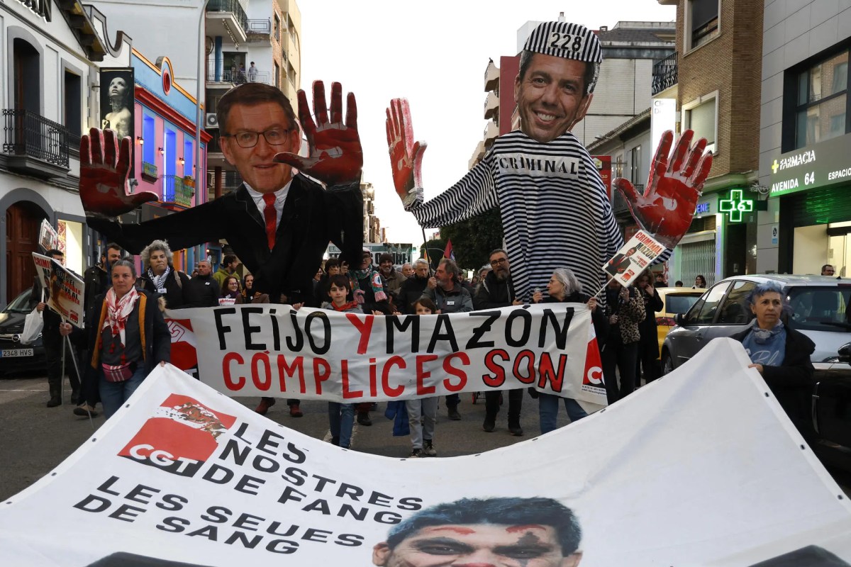 AcordSocialVLC's tweet image. "Con pancartas en las que podía leerse «Mazón a presó», «Feijóo y Mazón cómplices son», «Asesinos, nuestros familiares han muerto por vuestra incompetencia» o «Memoria, justicia y reconstrucción»" #Dignidad #20:11NiOblitNiPerdó 
efe.com/comunidad-vale…