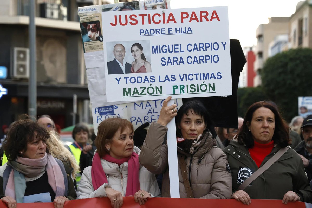 AcordSocialVLC's tweet image. "Con pancartas en las que podía leerse «Mazón a presó», «Feijóo y Mazón cómplices son», «Asesinos, nuestros familiares han muerto por vuestra incompetencia» o «Memoria, justicia y reconstrucción»" #Dignidad #20:11NiOblitNiPerdó 
efe.com/comunidad-vale…