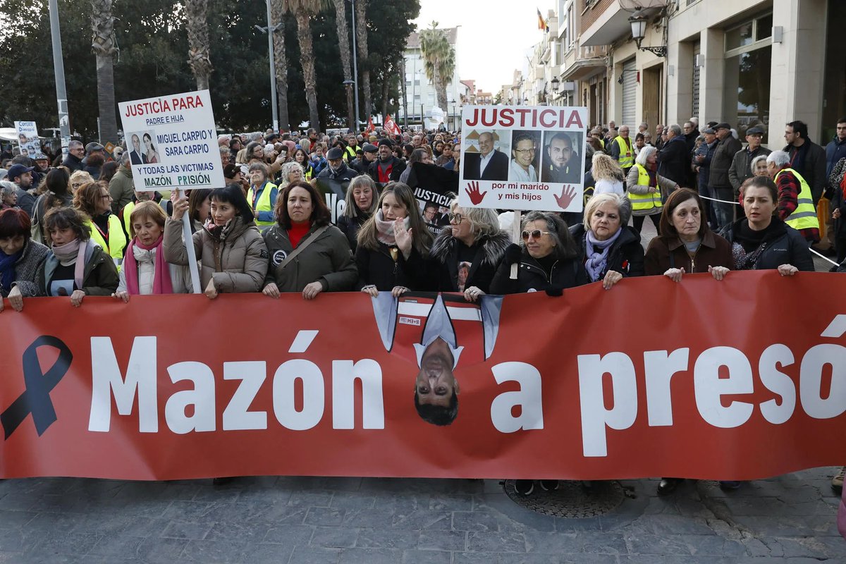 AcordSocialVLC's tweet image. "Con pancartas en las que podía leerse «Mazón a presó», «Feijóo y Mazón cómplices son», «Asesinos, nuestros familiares han muerto por vuestra incompetencia» o «Memoria, justicia y reconstrucción»" #Dignidad #20:11NiOblitNiPerdó 
efe.com/comunidad-vale…
