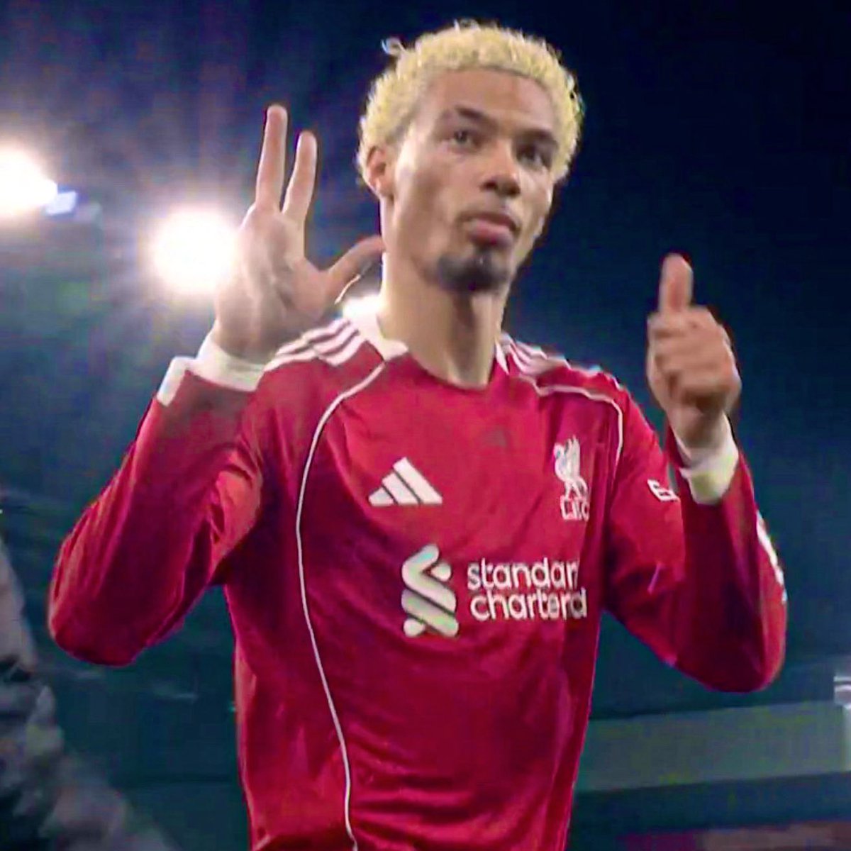 Ekitike showing Newcastle fans the score. 🤣