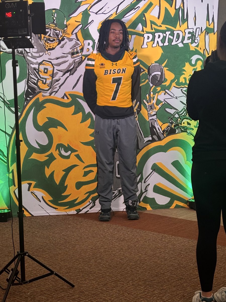 JamereFrench1's tweet photo. Appreciate @CoachSamOjuri22  spending time with me on the Junior Day, Be back in spring! Go Bison!! @NDSUfootball https://t.co/f3ImhsCpo2