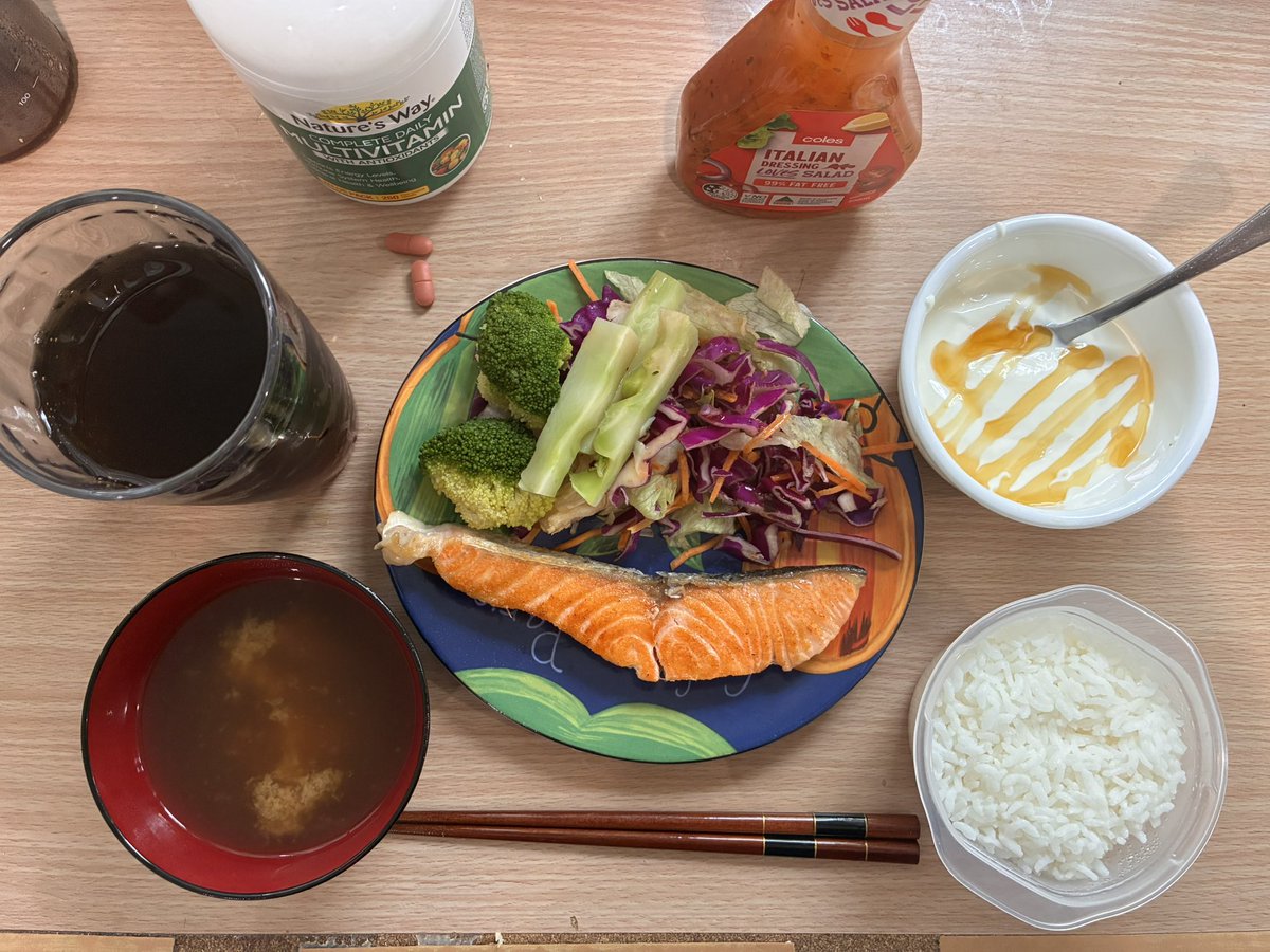 健康的な朝食
撮った後に、そういえばご飯と味噌汁の位置が逆だと気づく