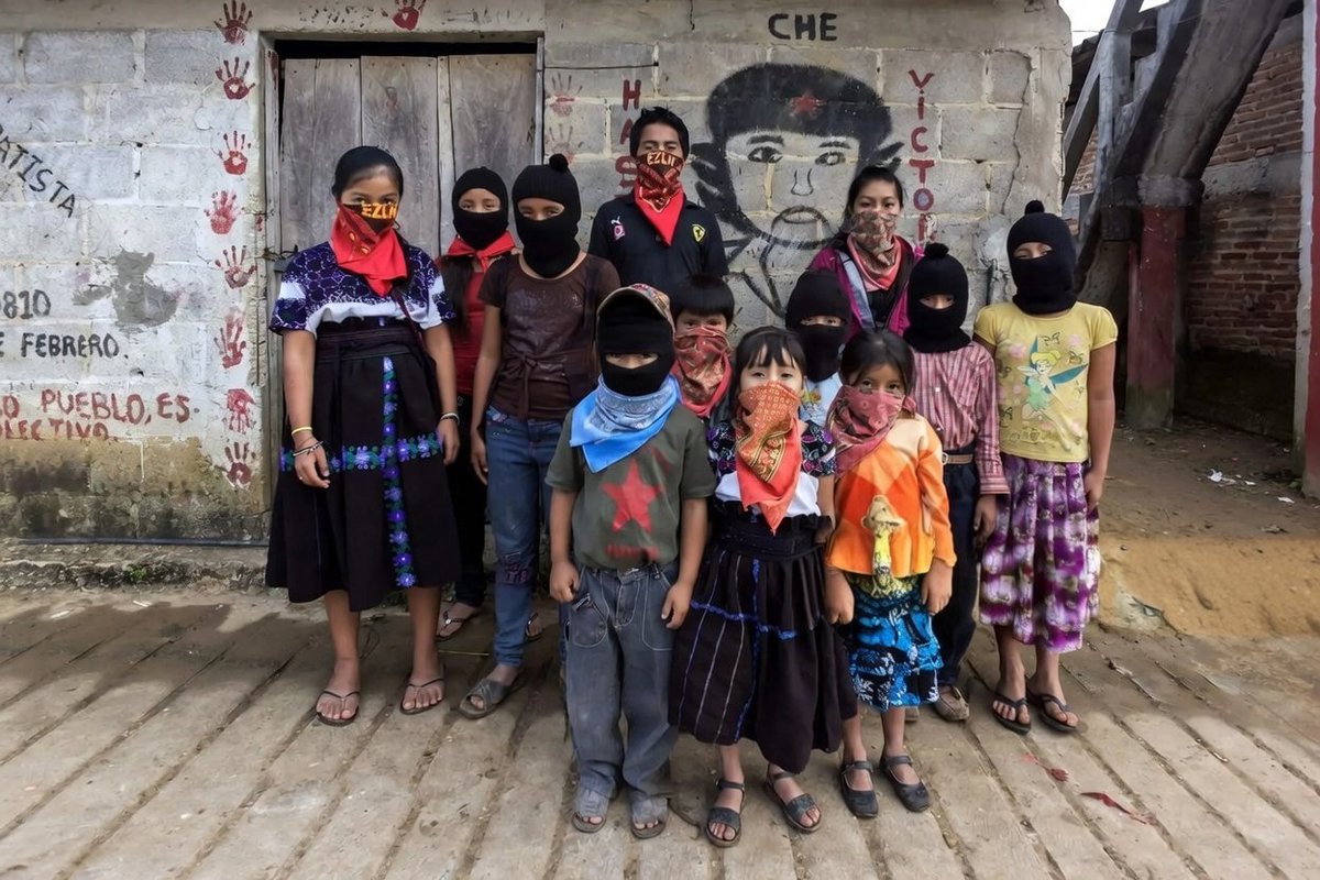 ultras_antifaa's tweet photo. Zapatista children posing for a photo in front of a Che Guevara mural in Chiapas. https://t.co/Qy57QAjDMg