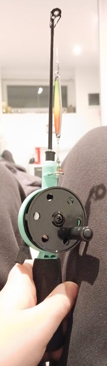 TeuvoVRiikonen's tweet image. Nyt on kova uutinen. Jäbä pisti kuvan. Oli ostanut pilkkiongen. Lupasin mennä katsomaan ja sponsoroida uutta pilkkionkea. Se on tämä miesten välinen diili selvä. Viestit ovat lyhyitä ja sopimuksista pidetään kiinni. Asialliset hommat hoidetaan! #Jäbä #pappajajäbä #pappa #pilkille