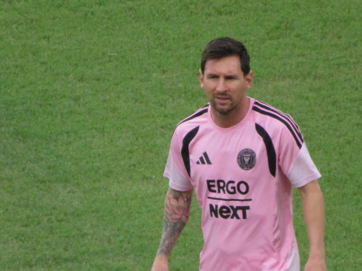 paisadeportes's tweet photo. Después de 13 años, Leo Messi regresa al Atanasio Girardot, está vez con el @InterMiamiCF! ⚽🇨🇴 #Messi #MessiEnMedellin #Messimania https://t.co/IbIo0d248c
