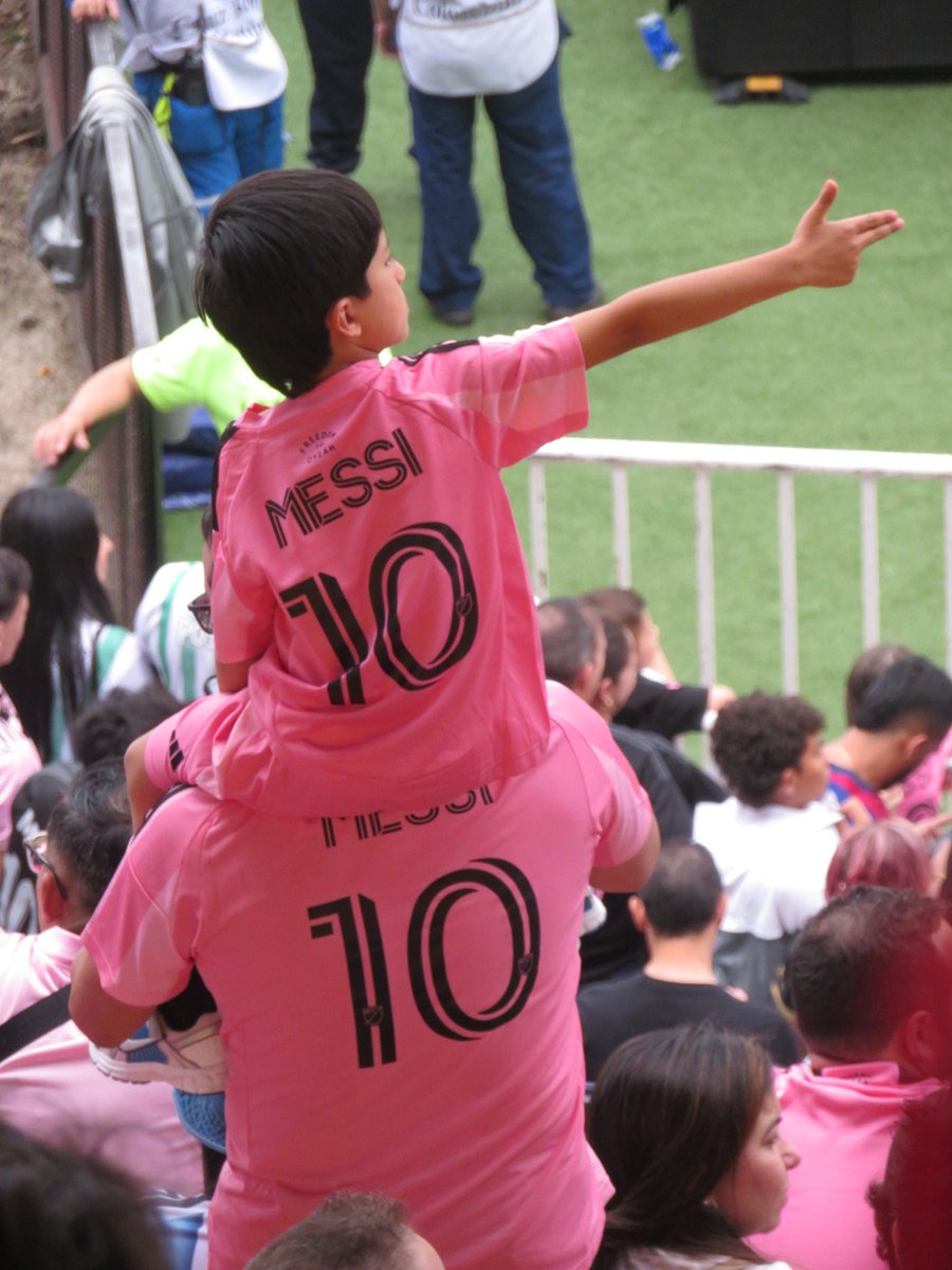 paisadeportes's tweet photo. Después de 13 años, Leo Messi regresa al Atanasio Girardot, está vez con el @InterMiamiCF! ⚽🇨🇴 #Messi #MessiEnMedellin #Messimania https://t.co/IbIo0d248c
