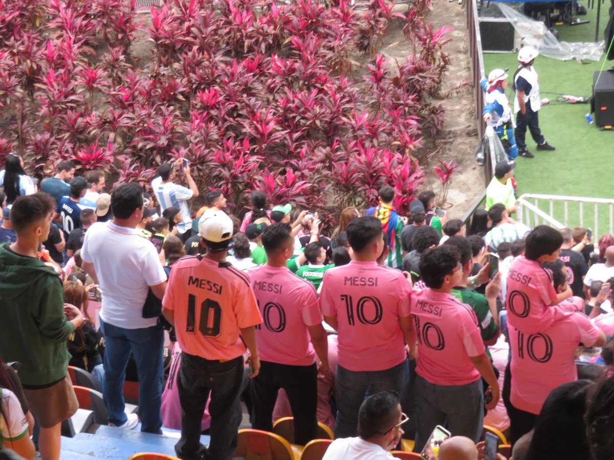 paisadeportes's tweet photo. Después de 13 años, Leo Messi regresa al Atanasio Girardot, está vez con el @InterMiamiCF! ⚽🇨🇴 #Messi #MessiEnMedellin #Messimania https://t.co/IbIo0d248c