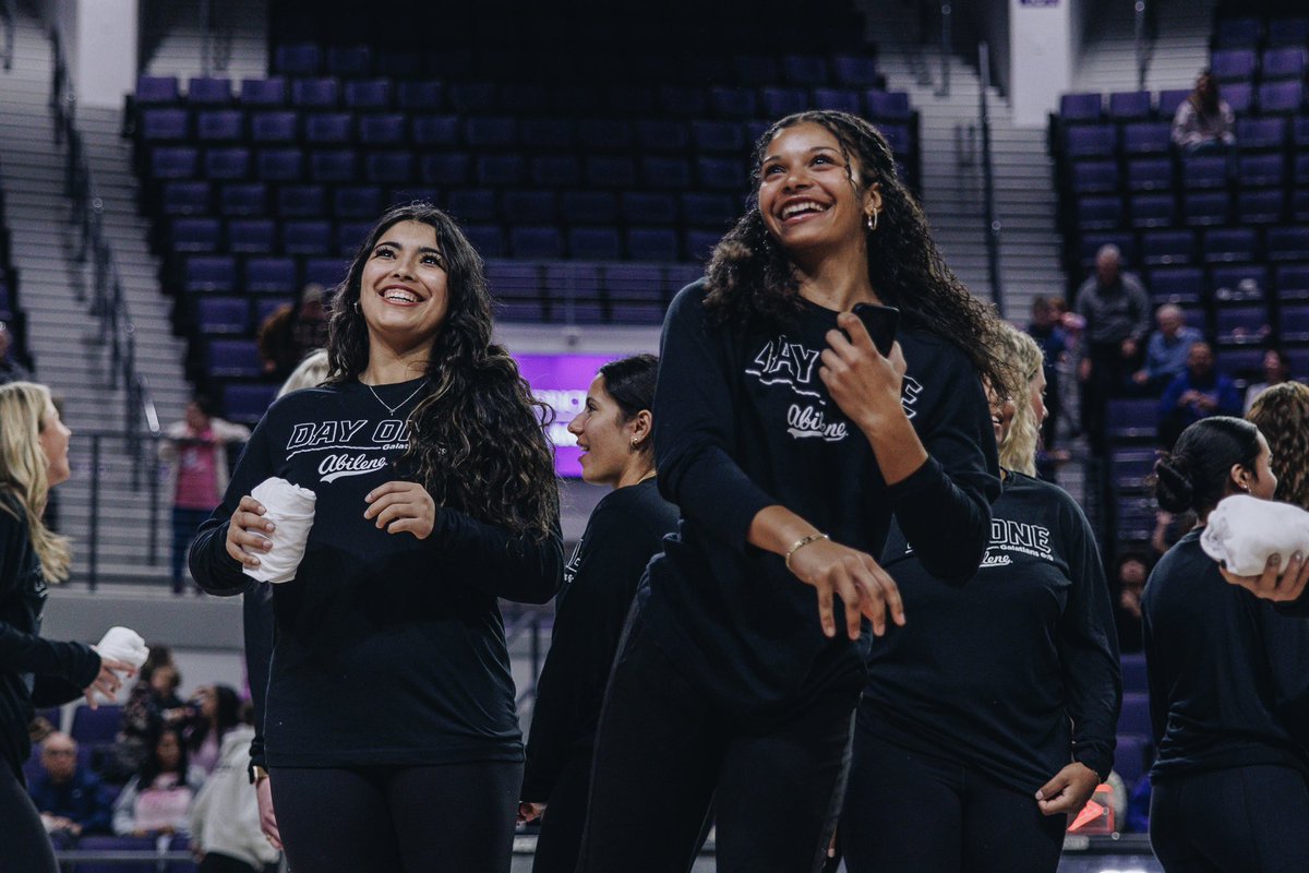 ACU_Softball's tweet photo. @ACU_Softball 🤝 @ACU_MBB 

#DayOne | #GoWildcats https://t.co/qpC1YP2e1y