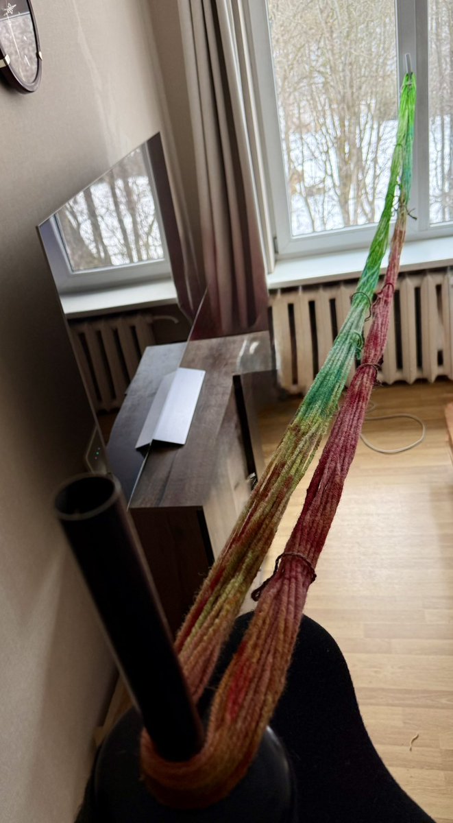 Tamborbriošā svarīgs dzijas krāsojuma garums. Pilnīgi nejauši, tikai ar Gemini padomiem nokrāsoju tīri precīzi. Krāsas, protams, trakas, vnk laistījos ar olu krāsām. Nu zinu, ka sarkanā un zaļā aprij dzelteno un zilo. Turpināšu eksperimentus!