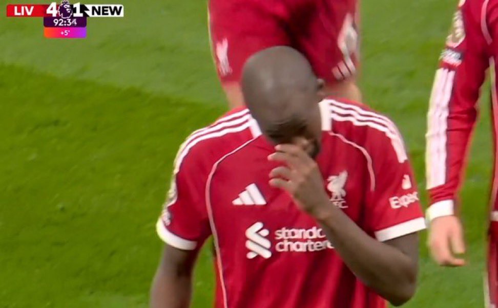 ActuLFC's tweet image. JE PLEURE. ALISSON QUI VIEN EN COURANT POUR CÉLÉBRER AVEC KONATÉ. NON C’EST TROP. C’EST FAMILY FC. ❤️❤️❤️❤️❤️ IBOU. RESPECT !!!!!!