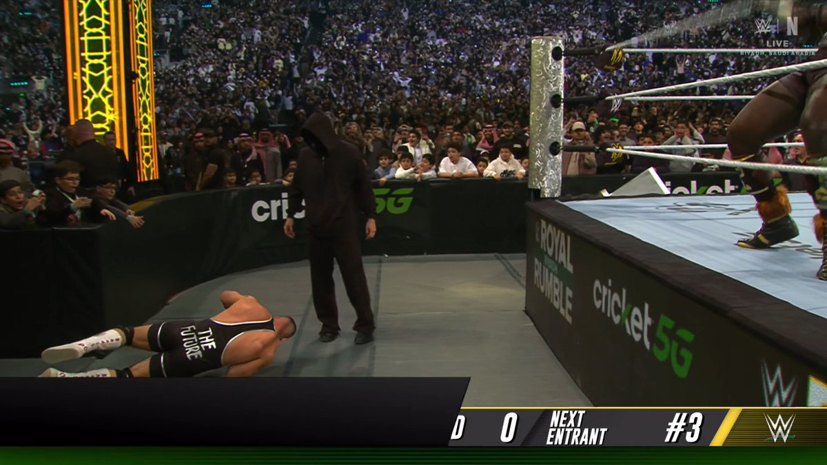ElTcolote's tweet photo. Sorpresa en el #RoyalRumble masculino: un enmascarado aparece y golpea a Bronn Brakker y después Oba Femi lo elimina 

https://t.co/lhzqMTZmoG https://t.co/DJVz0cUNMJ