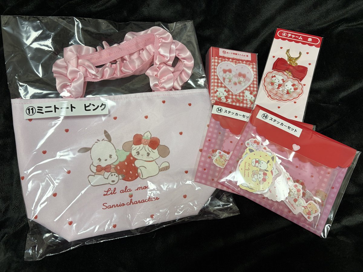 iii81657's tweet photo. Lil ala mode×サンリオキャラクターズ
サンリオ mikko 一番くじ　交換

譲  ④チャーム 赤
      ⑪ミニトート ピンク
      ⑫カード収納ファイル 赤
      ⑭ステッカーセット ×2

求  ③フリル付きブランケット

n:1 🉑
郵送希望です📮
お心あたりのある方、ご連絡お待ちしております🙇🏻‍♀️ https://t.co/bgaTkVxsyr