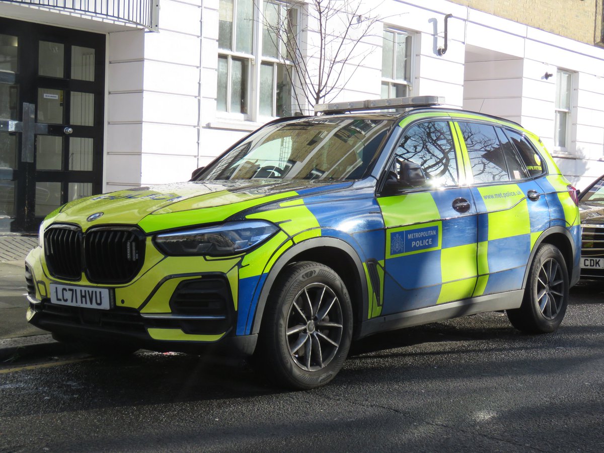 BlueLightsDan's tweet photo. MPS Armed Response Vehicles, taken at Leman Street Police Base. https://t.co/mvOsDThOEr