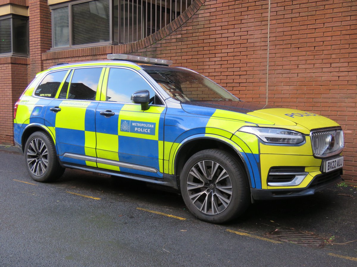 BlueLightsDan's tweet photo. MPS Armed Response Vehicles, taken at Leman Street Police Base. https://t.co/mvOsDThOEr