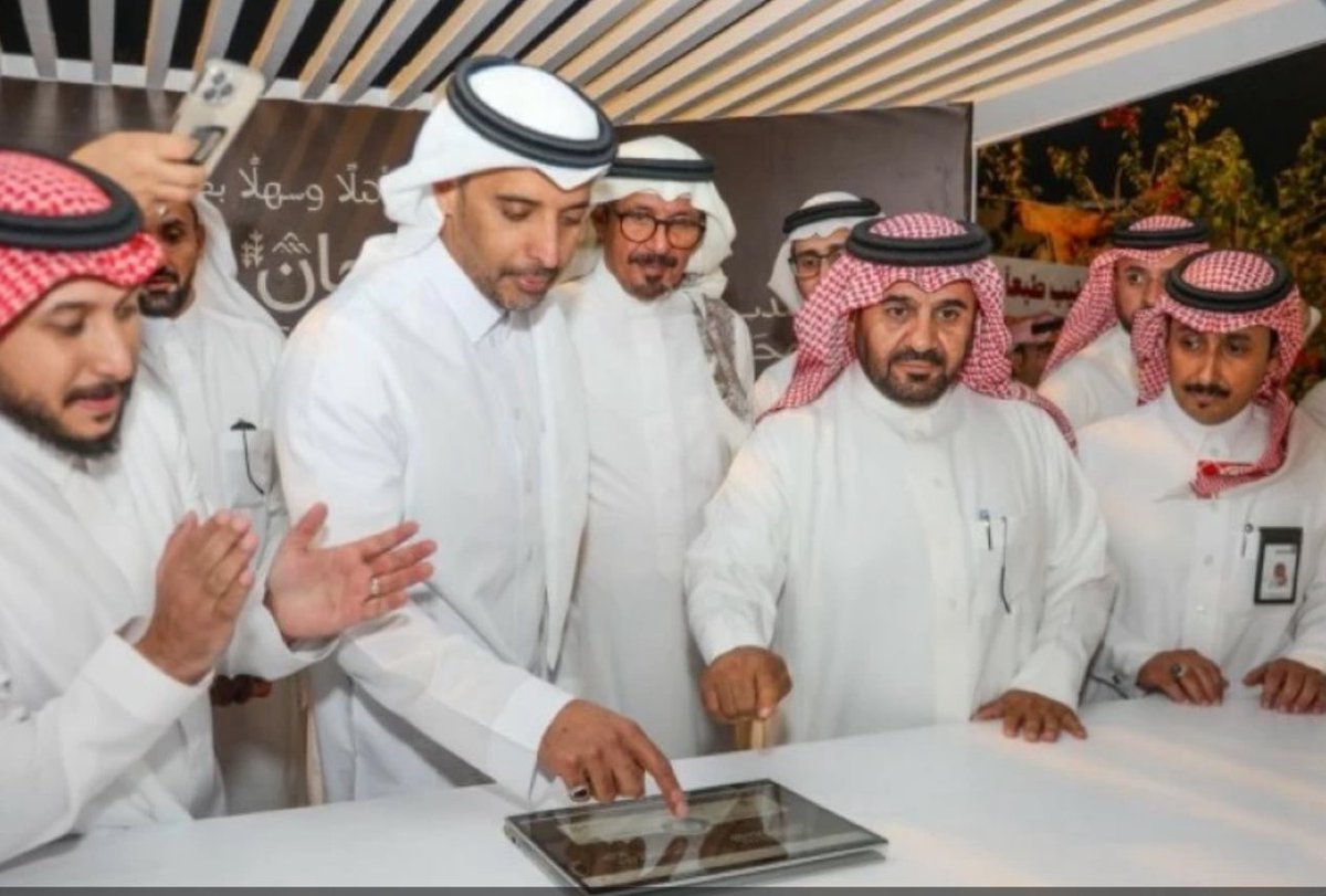VoicefromAsir's tweet photo. أفتتاح مهرجان الحنيذ بمحايل عسير في نسختة الثانية بمشاركة عالمية 

أبها : سلمان آل مقرح 

اُفتتح مهرجان الحنيذ في نسخته الثانية بمحافظة محايل، بحضور أمين منطقة عسير المهندس عبدالله بن مهدي الجالي، ومحافظ محايل محمد بن فلاح القرقاح، وعدد من المسؤولين والمهتمين بالقطاع السياحي والتراثي.
وشهد حفل التدشين جولة على أركان المهرجان الذي يهدف إلى إبراز الموروث الشعبي للمنطقة وتحويله من نطاق المحلية إلى العالمية، وإطلاق موقع مهرجان الحنيذ الإلكتروني تماشياً مع تعزيز حضور منطقة عسير وجهةً سياحيةً رائدةً تعتمد على استثمار الميز النسبية التي تتميز بها المحافظة. وتتميز النسخة الثانية بنقلة نوعية في المحتوى والمشاركات، إذ سجل المهرجان حضوراً لافتاً من خلال مشاركة دولية تمثلت في تواجد نخبة من الطهاة العالميين من قارتي أوروبا وآسيا؛ لتقديم رؤى عصرية تدمج بين الأصالة والتقنيات الحديثة في الطهي ومشاركة فاعلة لرواد الأعمال في مجال «الحنيذ»، بهدف تطوير هذا المنتج علامةً تجاريةً اقتصاديةً. ويشمل المهرجان منطقة المعارض والفعاليات، إذ يضم أكثر من 60 عارضاً متخصصاً، ويقدم ما يزيد على 30 فعالية متنوعة تراوح بين الثقافية، الترفيهية، وورش العمل التخصصية خلال فترة المهرجان. وأكدت أمانة منطقة عسير أن المهرجان يسعى إلى توظيف التراث الوطني كأداة للجذب السياحي وتنمية الاقتصاد المحلي، بما يتماشى مع استراتيجية تطوير منطقة عسير «قمم وشيم». كما يركز المهرجان على خلق فرص عمل موسمية للشباب السعودي وفتح آفاق استثمارية جديدة في قطاع الضيافة التقليدية.
يُذكر أن المهرجان يستقبل زواره يومياً ببرامج ترفيهية تناسب كافة فئات المجتمع، مع تسليط الضوء على الأساليب التقليدية في إعداد «الحنيذ» التي تشتهر بها تهامة عسير، مما يمنح الزوار تجربة ثقافية وغذائية فريدة.

#صوت_من_عسير_الاعلامي 
@asirmunicipal 
@MAMunicipality 
@asda_aseer