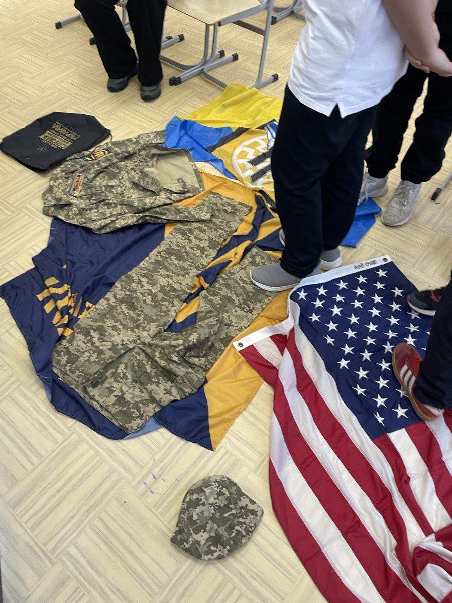 В одной из школ Владимира прошёл «патриотический урок», на котором школьники топтали флаги Украины и США. Нужно просто понимать, что детские мозги там в своей массе уже искалечены.