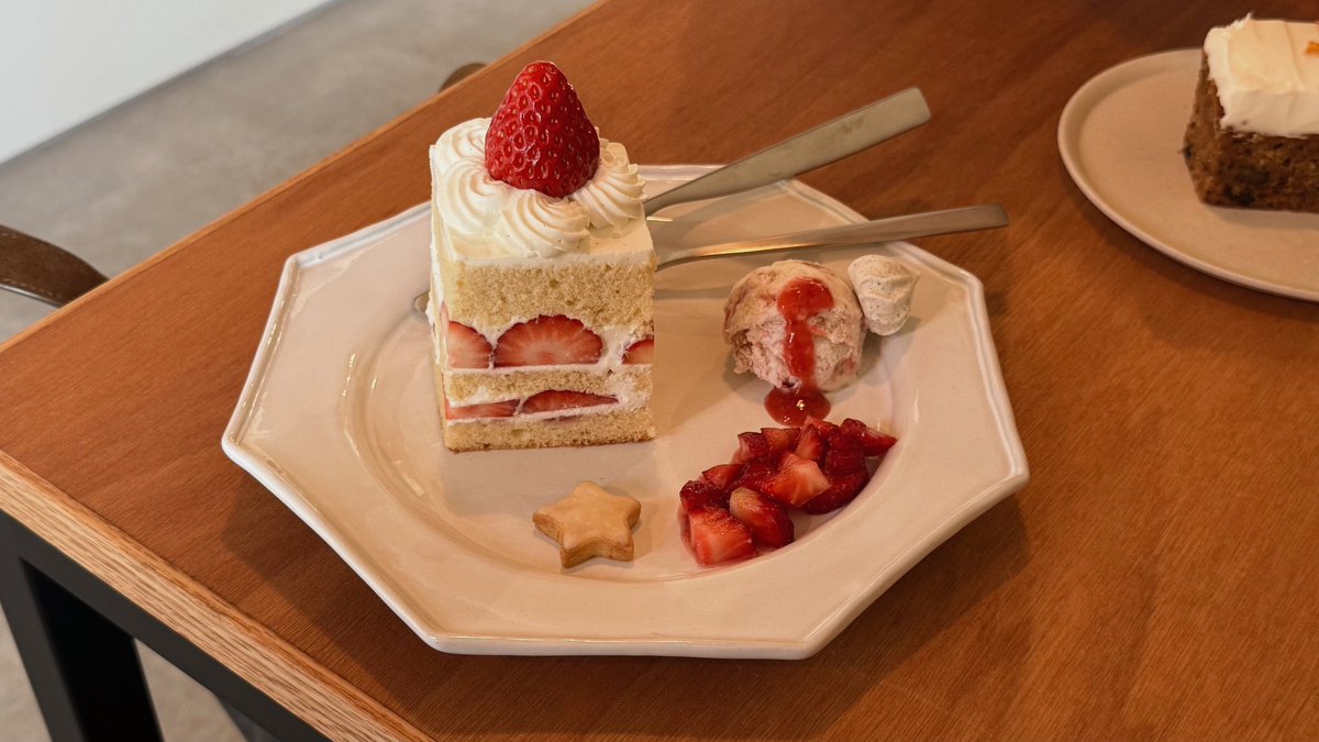 ____wanu's tweet photo. いつぞやのショートケーキと
キャロットケーキ🍰🪴 https://t.co/bV9MtE76T9