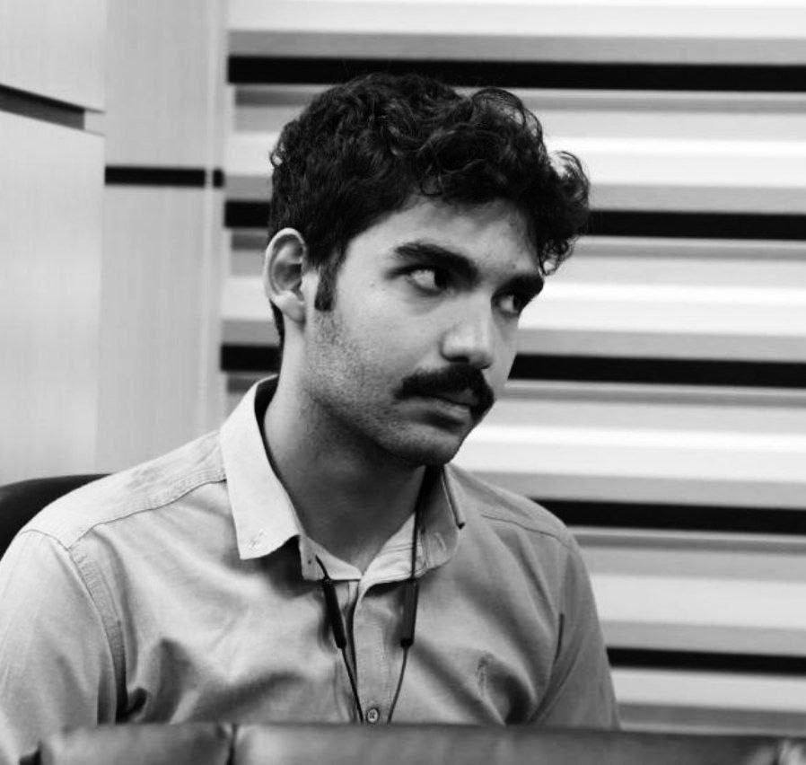 دارم عکساشونو میبینم...
جوان و پر انرژی...
دیدم کسی در گروه، دیپلم افتخار بهترین فیلم تجربی جشنواره آمستردام را فرستاده...
نام عرفان بر آن نوشته شده...
چه جان‌هایی!
چه جوان‌هایی...
چه زندگی‌هایی...