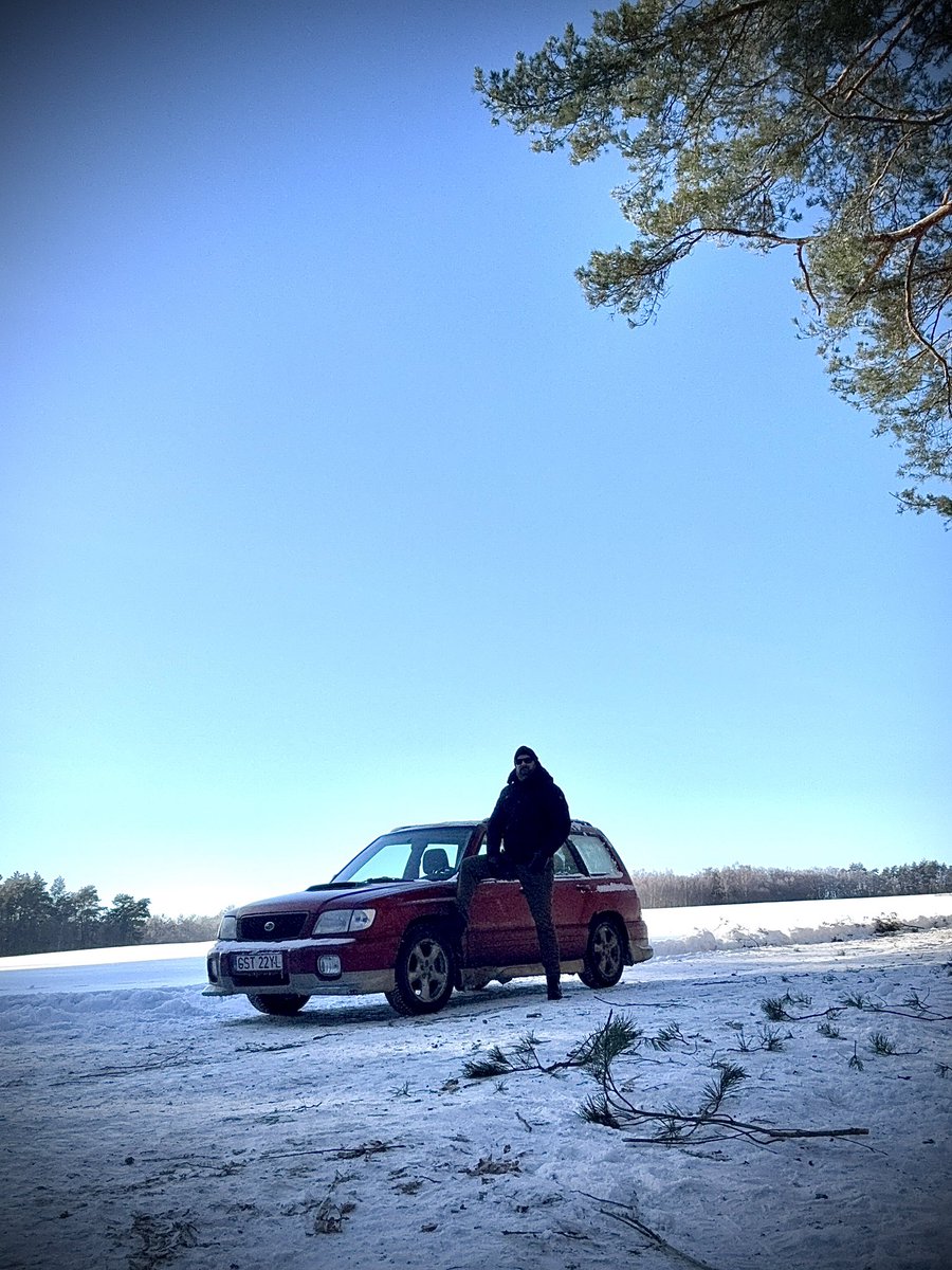 Benzyna jest dobra na zimno! Samochód z 2001 roku. Ciekawe, który z aktualnie produkowanych w 2026 pojeździ tak za ćwierć wieku?