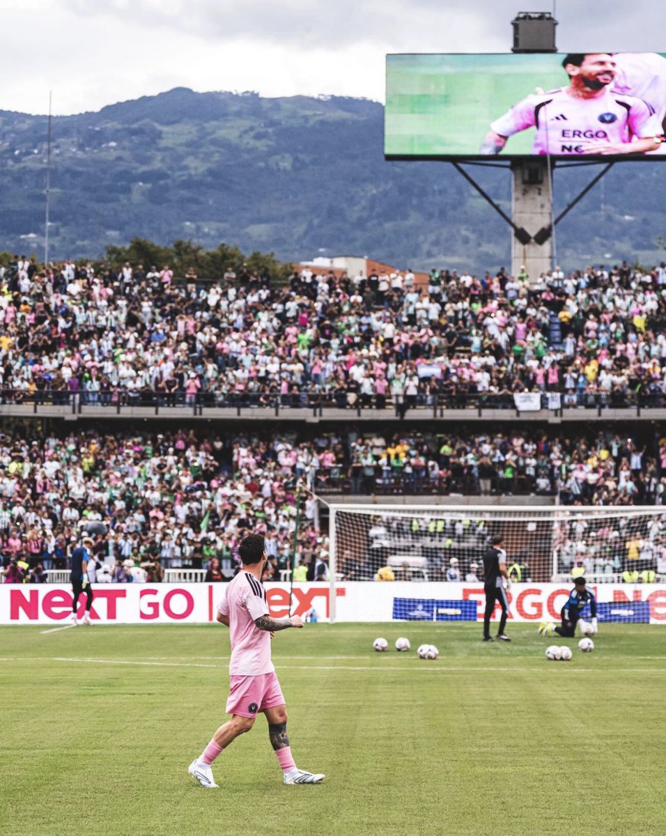 ميسي يُشاهد ميسي 😂🩷