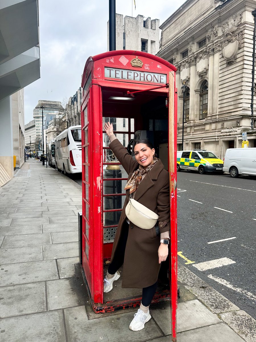 MisSarahf's tweet photo. From the London Eye to fish &amp; chips, Big Ben, Buckingham Palace, strolls through St. James’s Park, past Westminster Abbey, and wandering the streets soaking it all in. Great food, great memories, and one unforgettable little slice of London. https://t.co/SajacAgOud