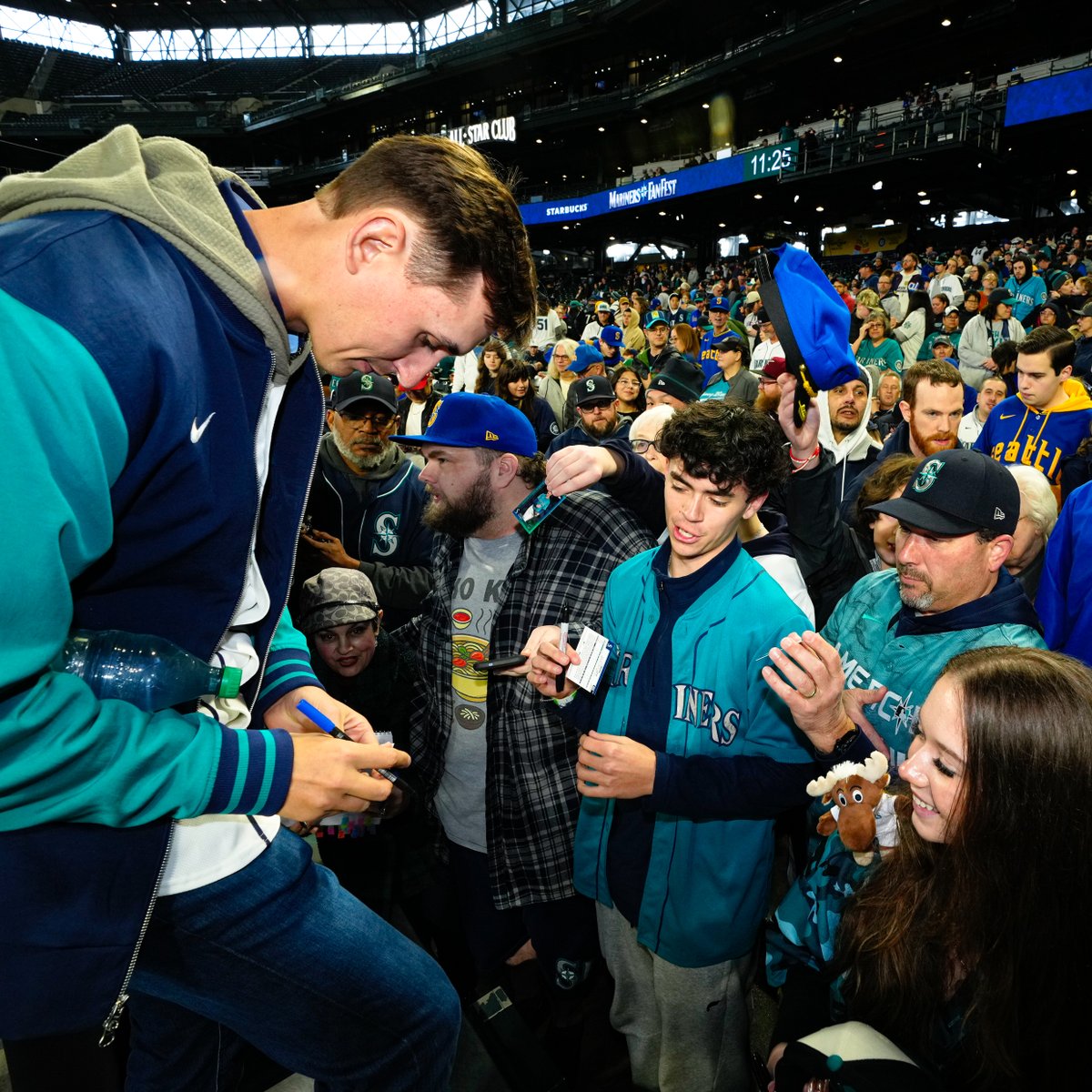 Adding to the collection ⚾✍️ #MarinersFF