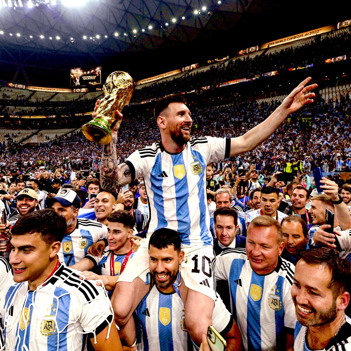 muratkotenn's tweet photo. Galatasaray için Messi iddiaları ortaya atılıyor. Evet, gerçekçi olalım; bu transferin gerçekleşme ihtimali belki yüzde 1. Ama asıl problem bu değil. Asıl problem, bu iddia ortaya çıkar çıkmaz birilerinin hemen “Bizim orta sahaya, stopere ihtiyacımız var; Messi’ye değil” demesi.

Burada durmak gerekiyor. Çünkü konu futbol aklı, kadro mühendisliği ya da mevki planlaması değil. Konu Lionel Messi. Bu adam Messi. Futbol tarihinin en büyük figürlerinden biri. Hatta benim için tüm zamanların en büyüğü. 

Eğer Lionel Messi’nin #Galatasaray forması giymesi için yüzde 1 bile bir ihtimal varsa, kulübün yapması gereken şey son derece nettir: Tüm transfer planlarını, tüm görüşmeleri geçici olarak rafa kaldırıp o ihtimali sonuna kadar zorlamak. “İhtiyacımız var mı?” sorusu bu noktada anlamsızdır. Messi ihtiyaç değildir, Messi fırsattır.

Ardından klasik sorular geliyor: “6 aylık Messi mi, 3 yıllık X oyuncu mu?”, “Messi gelirse nerede oynayacak?” Gerçekten inanılır gibi değil. Bırakın 6 ayı, 3 yılı; 10 dakikalığına bile Lionel #Messi’nin Galatasaray formasını giymesinin ne anlama geldiğini kavrayamayan çok büyük bir kitle var.

Bu iş sadece saha içiyle ölçülmez. Messi, bir futbolcudan çok daha fazlasıdır. Marka değeridir, vitrindir, tarihtir. Ve bazı fırsatlar vardır; gerçekleşmese bile zorlanır. Çünkü bir gün dönüp “Biz bunu denedik” diyebilmek bile kulübün vizyonunu anlatır.