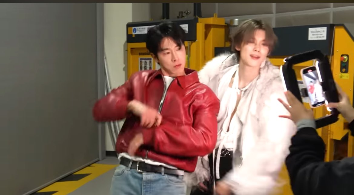 TXT_JPfanbase's tweet image. 𝒀𝒐𝒖𝑻𝒖𝒃𝒆 ▶️

ユンホさんとヨンジュンのチャレンジビハインド

6:56ごろから
🔗youtu.be/qX8oRt_W6HU?si…

#TalktoYou_Challenge
🕺vt.tiktok.com/ZSaVULErG/

#Stretch
🕺vt.tiktok.com/ZSaVULb8D/

#YEONJUN
#TOMORROW_X_TOGETHER